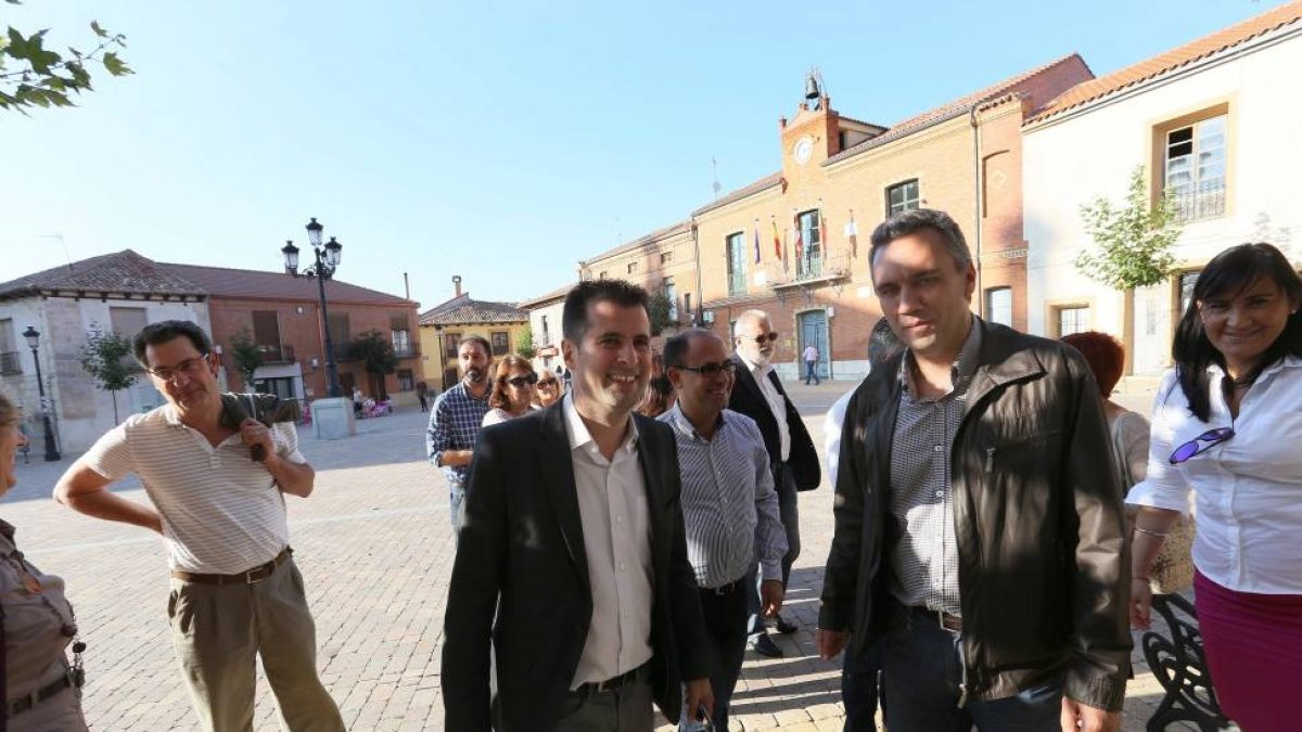 El candidato a la Secretaría General del PSOE de Castilla y León Luis Tudanca mantiene un encuentro con militantes en Cigales-Ical