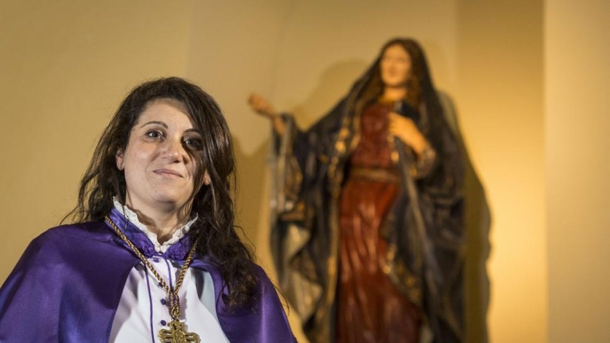 Cristina Alonso ante la Virgen de la Alegría.-M. ÁNGEL SANTOS