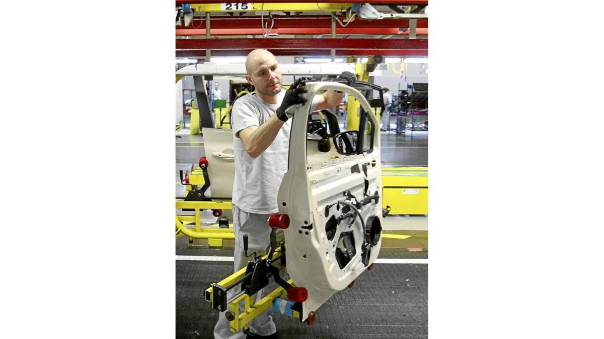 Un trabajador en la fábrica Renault de Valladolid.- J.M. LOSTAU