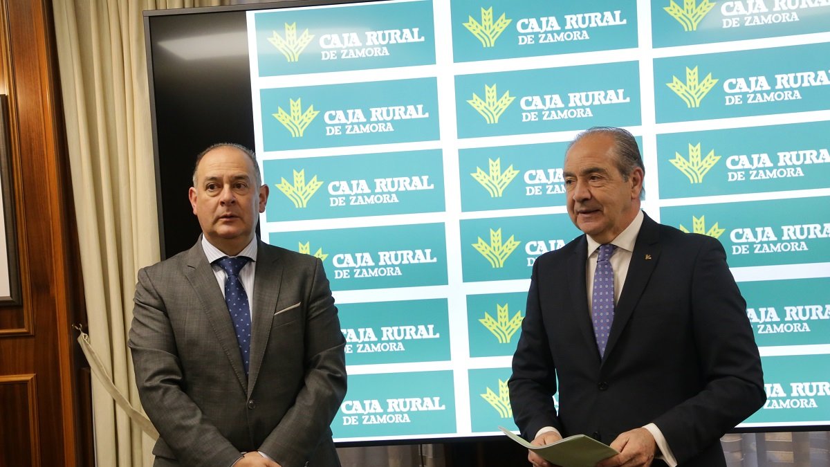 El presidente de Caja Rural de Zamora, Nicanor Santos, y el director general de la entidad, Cipriano García. - ICAL