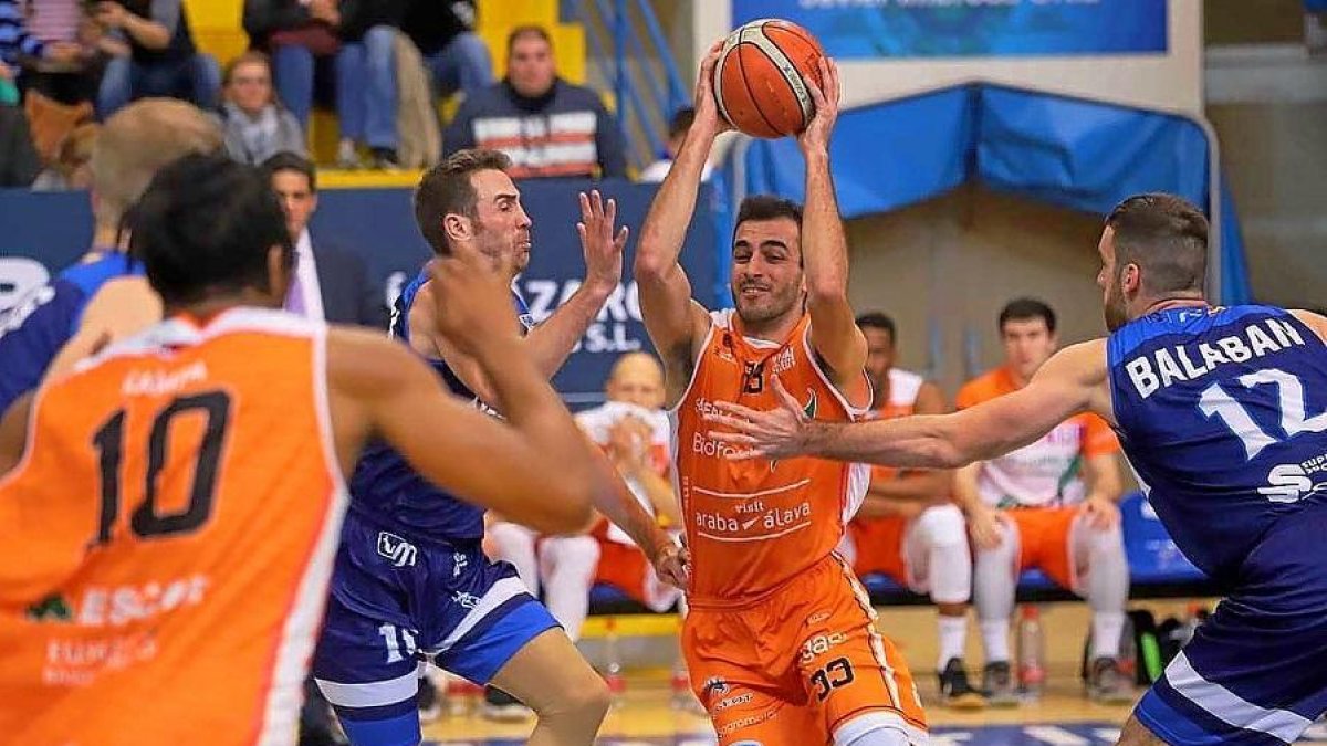 Niksha Federico intenta culminar un ataque en el Araberri-Melilla de la pasada temporada.-E. M.