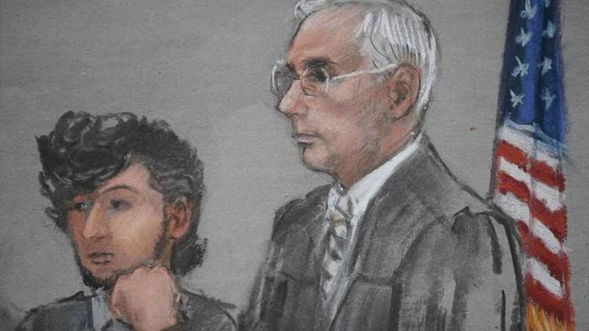 Dibujo de Dzhokhar Tsarnaev (izq) junto al juez O'Toole, durante la vista judicial, este lunes en Boston.-Foto:   REUTERS / JANE FLAVELL COLLINS