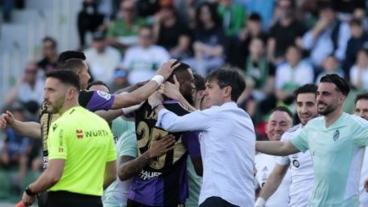 Larin, felicitado tras su gol en Elche.
