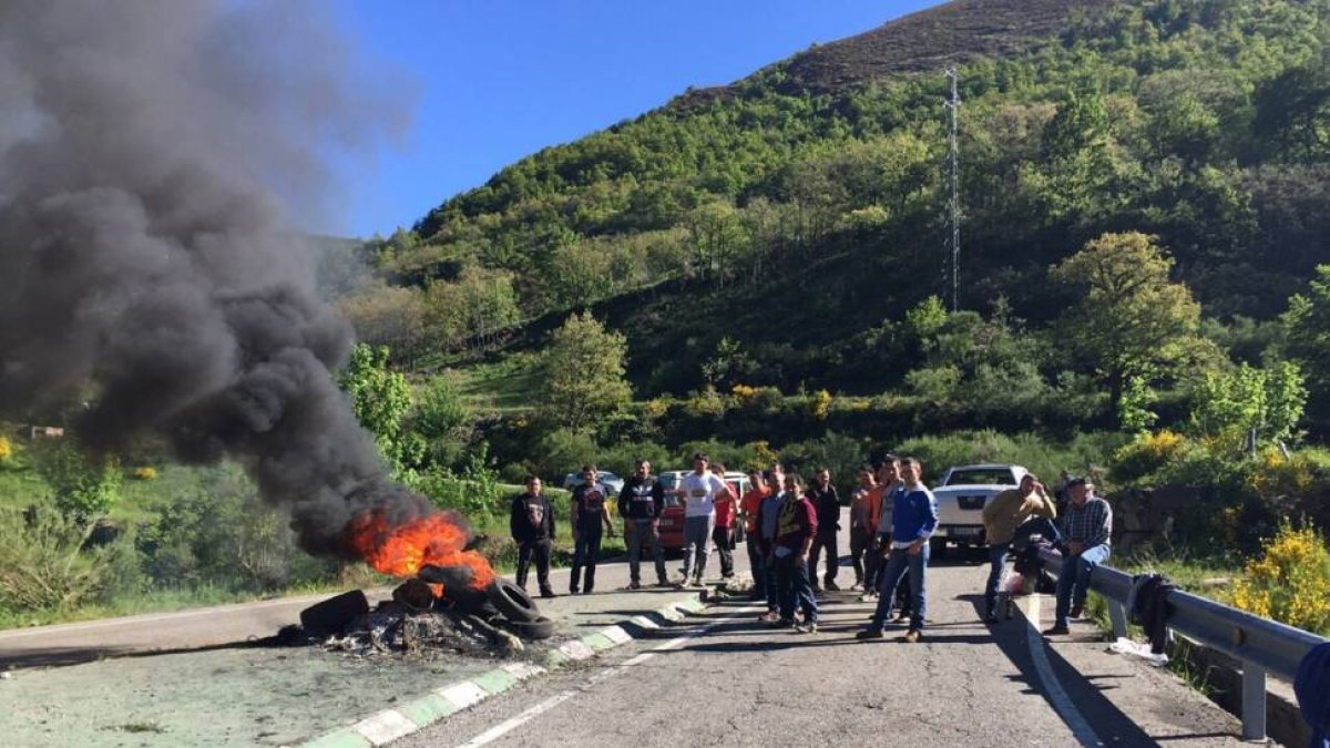 Corte de carretera en Caboalles de Arriba (León) protagonizado por los trabajadores de la mina 'La Escondida'-ICAL