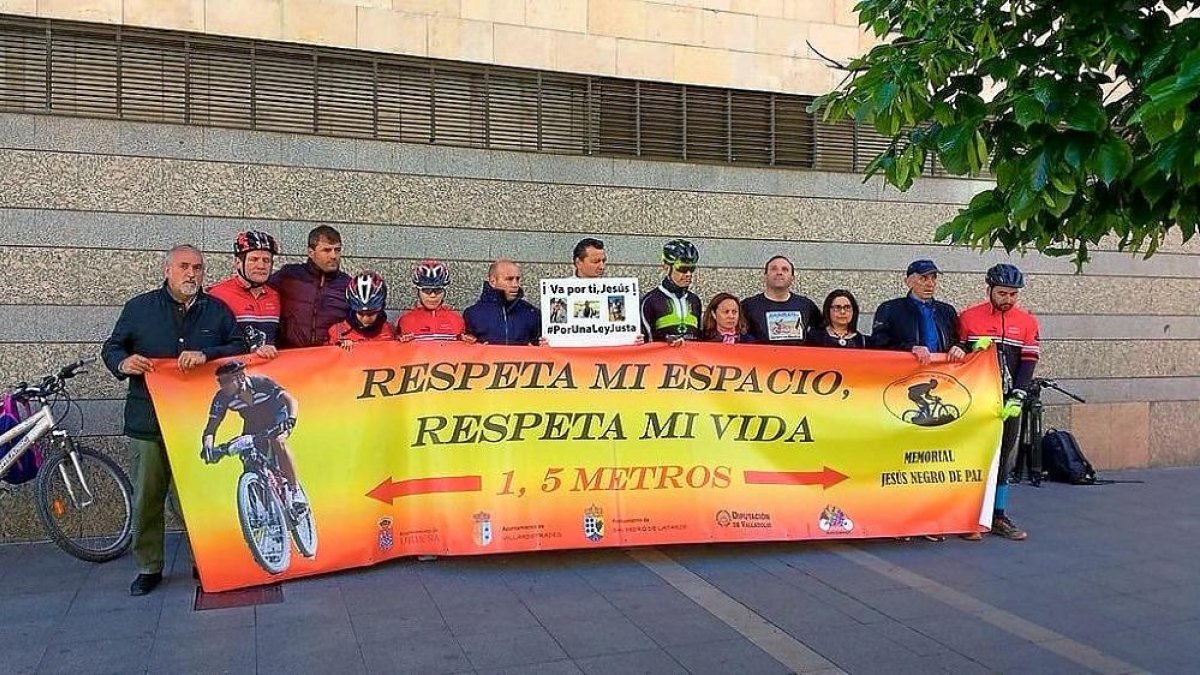 Manifestación a la puerta del juzgado durante el primer juicio aplazado.-EL MUNDO