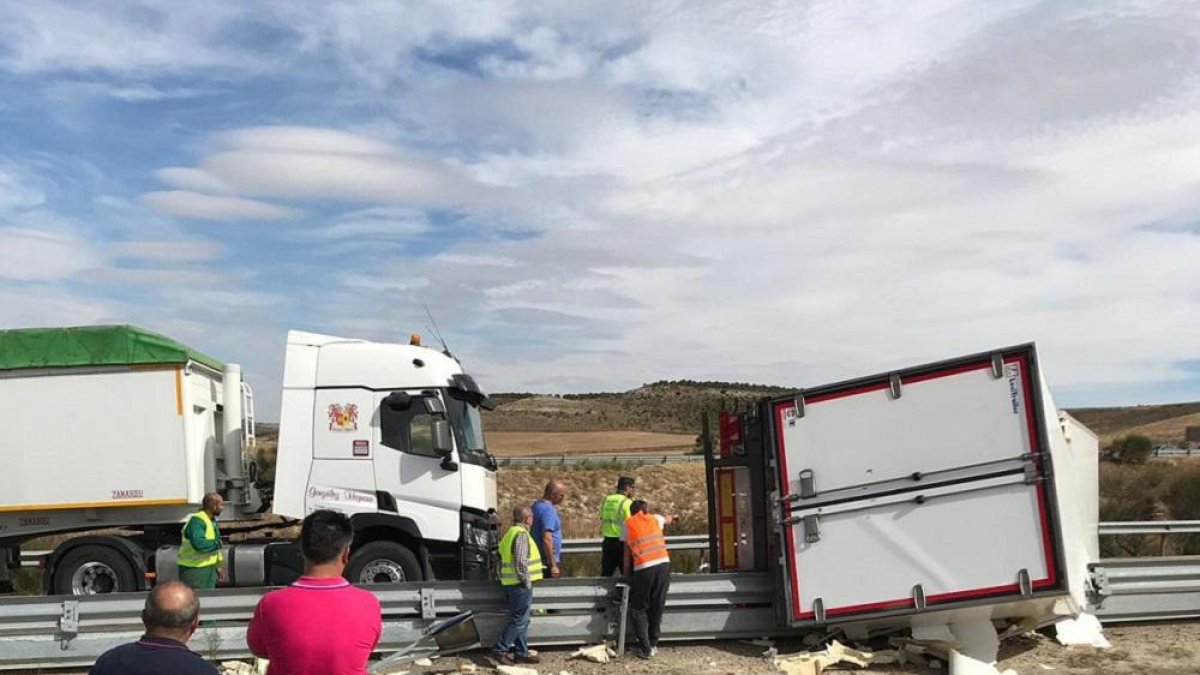 Imagen del accidente ocurrido en la A-6 a la altura de Villardefrades, sentido Tordesillas-