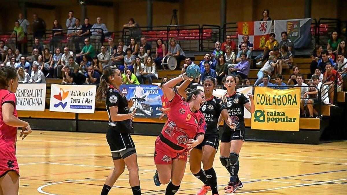 Ana Vergara, autora de un gol, lanza desde la posición de pivote a la portería rival.-VALENTÍN G. DE GARABAY