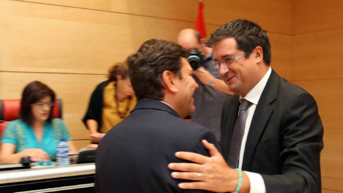 Los portavoces del los Grupos Popular y Socialista, Carlos Fernández Carriedo (I) y Óscar López, se saludan antes de dar comienzo la reunión de la Diputación Permanente de las Cortes de Castilla y León para adoptar acuerdos sobre las comparecencias de los-Ical