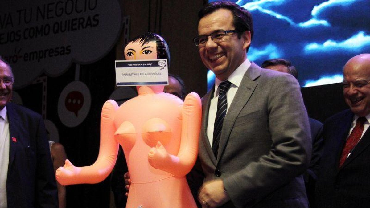 El ministro de Economía de Chile, Luis Céspedes, al recibir el regalo de los empresarios de Asexma.-STRINGER / REUTERS