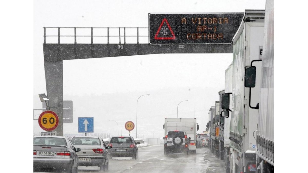 La AP-1 será una de las autopistas que sufrirán una reducción en el coste del peaje.-ICAL