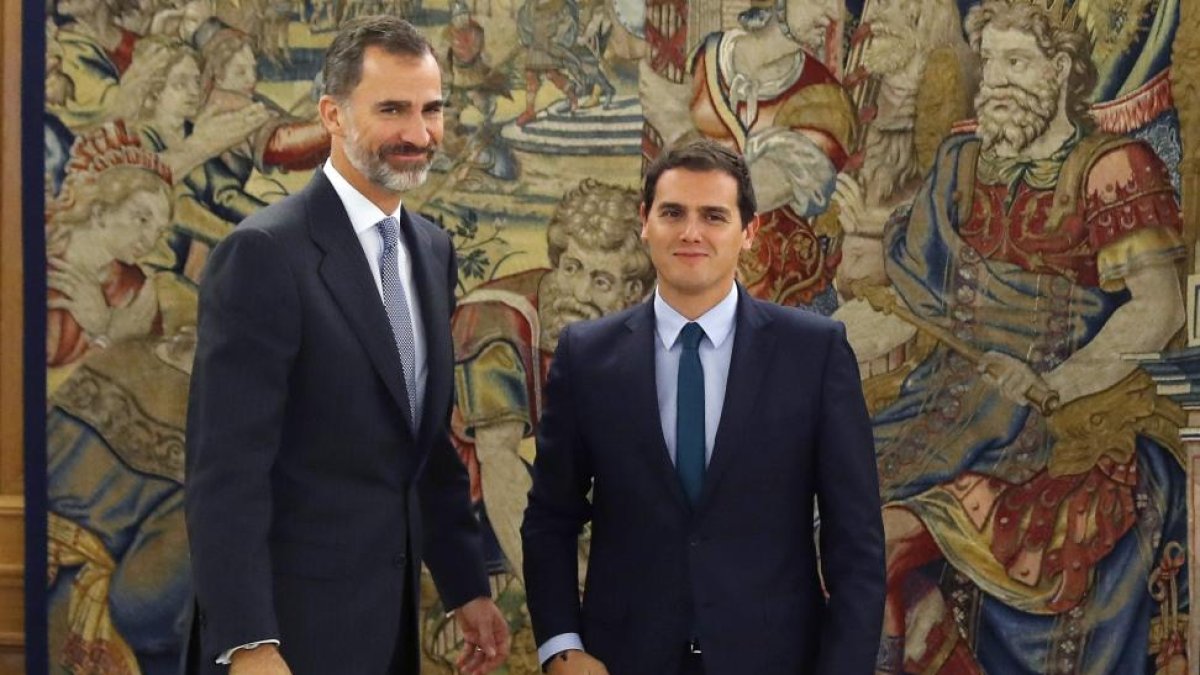 El Rey Felipe VI junto al líder de Ciudadanos, Alebrt Rivera.-EL MUNDO