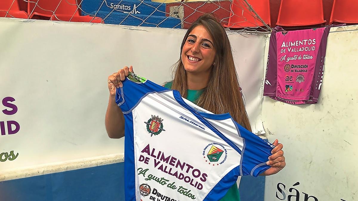Elena Talavera presume sonriente de su nueva camiseta.-EL MUNDO
