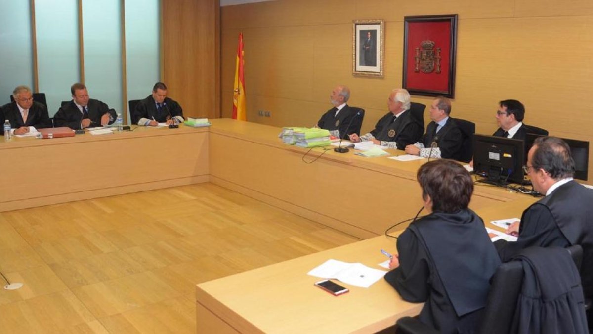 Vista de los recursos sobre la sentencia por el asesinato de la peregrina Denise Pikka Thiem en León.-ICAL