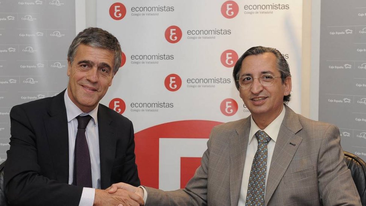 En la imagen, Juan Carlos de Margarida y el director territorial de Caja España-Duero en Valladolid, Eduardo Luis López Enríquez-Ical