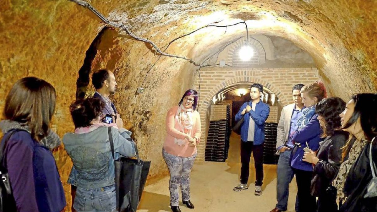 El grupo de periodistas estadounidenses visita una de las bodegas que participan en el programa promocional.-El Mundo