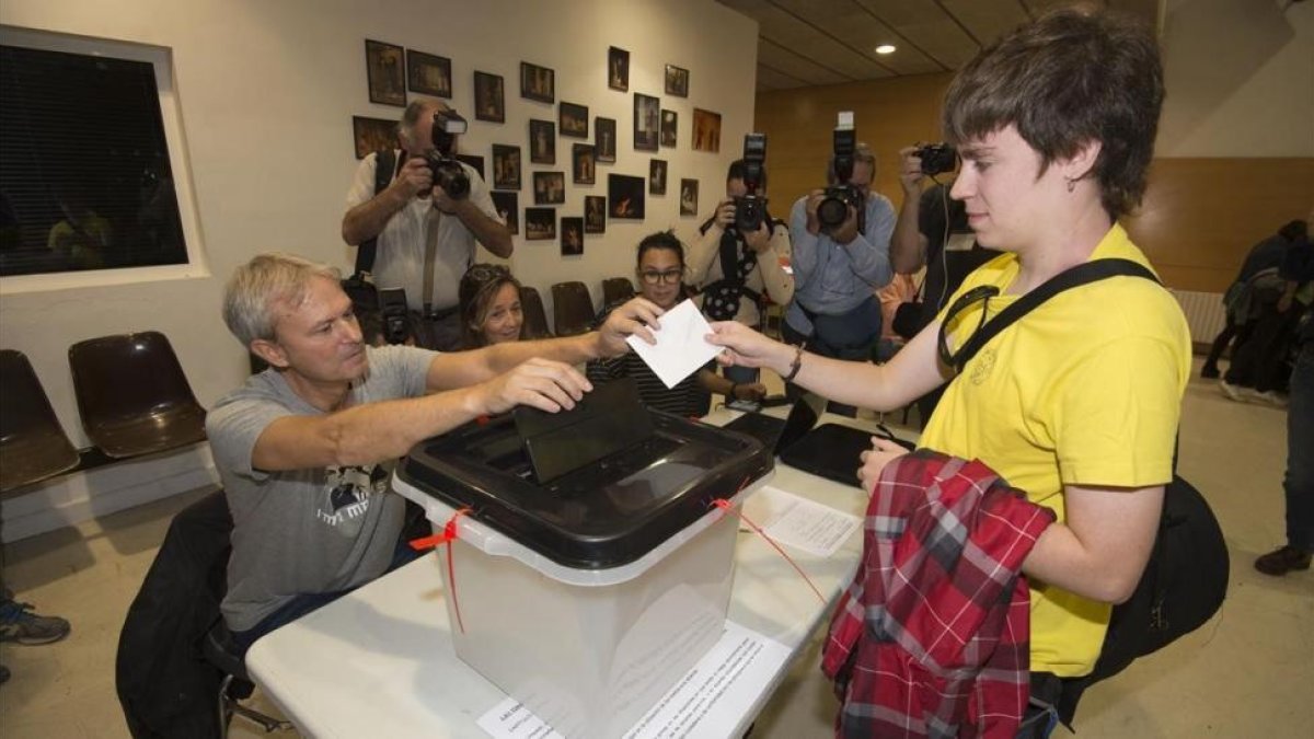 Votaciones en el IES Martí i Franques de Tarragona.-JOAN REVILLAS