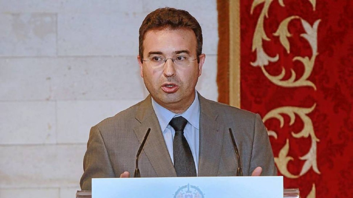 El alcalde popular de Peñafiel, Roberto Díez, durante una comparecencia pública este año.-J. M. Lostau