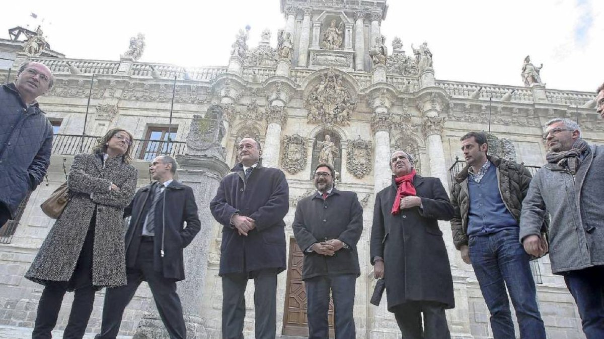 El rector posa acompañado ante la restaurada fachada de la facultad de Derecho-El Mundo