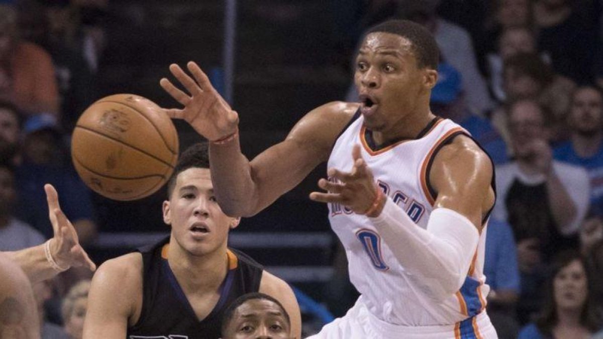 Russell Westbrook pasa el balón durante el partido de los Thunder contra los Suns.-AFP / J. PAT CARTER