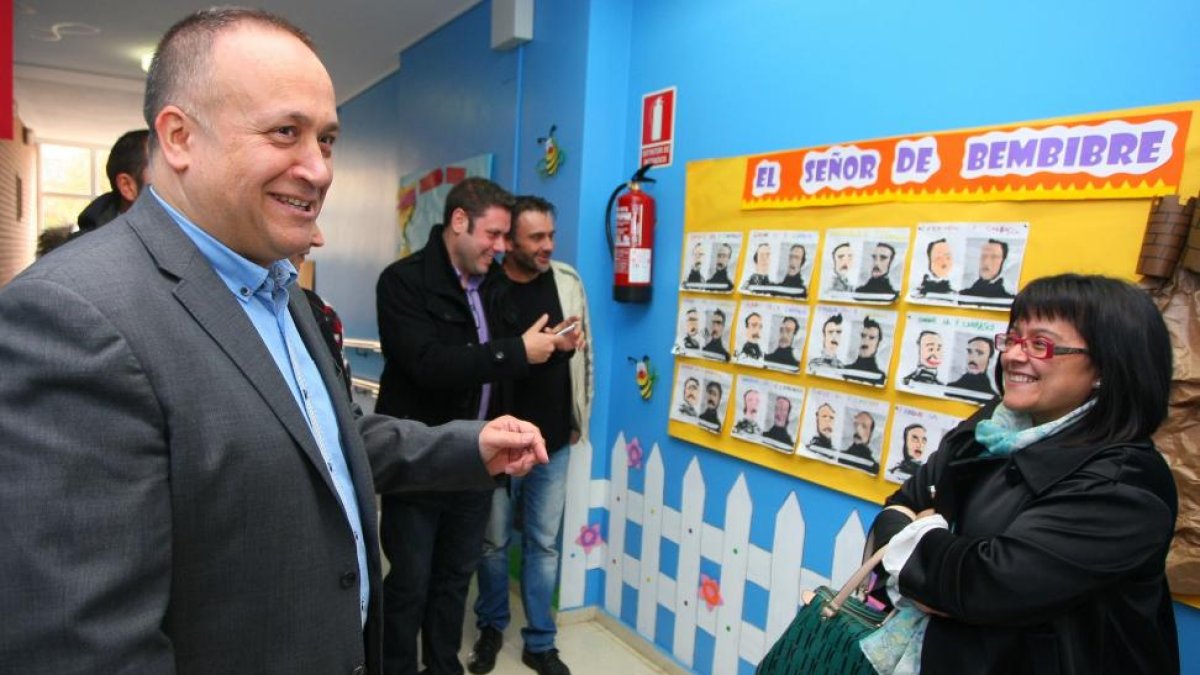 El presidente del Consejo Comarcal, Gerardo Álvarez Courel (I), asiste a la primera sesión de cuentacuentos con motivo del bicentenario de Enrique Gil y Carrasco en el colegio CRA de Cubillos del Sil (León)-Ical