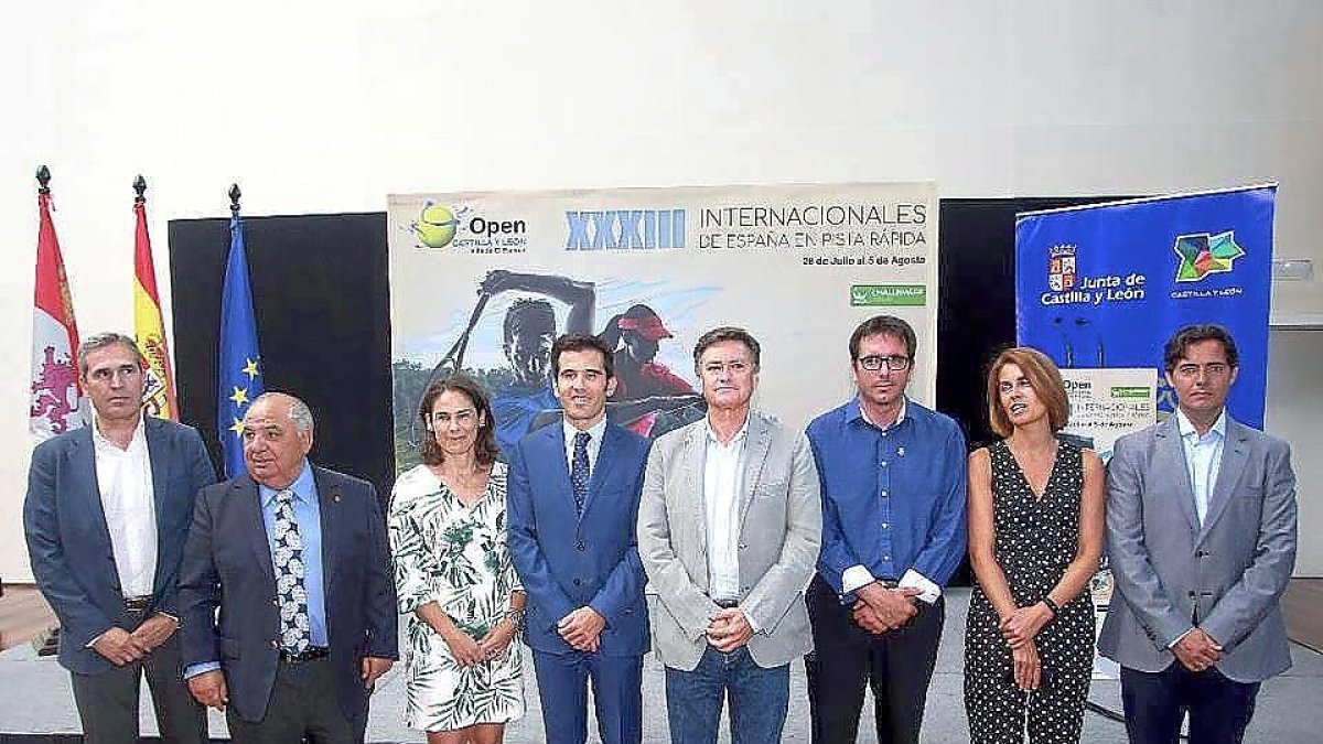 Foto de las autoridades en la presentación de El Espinar.-EL MUNDO