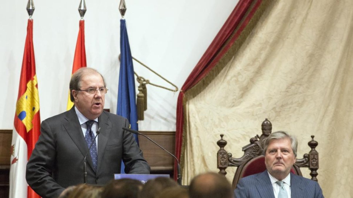 Juan Vicente Herrera en el acto de apertura del curso 2017-2018 de las universidades españolas en la Universidad de Salamanca.-ICAL