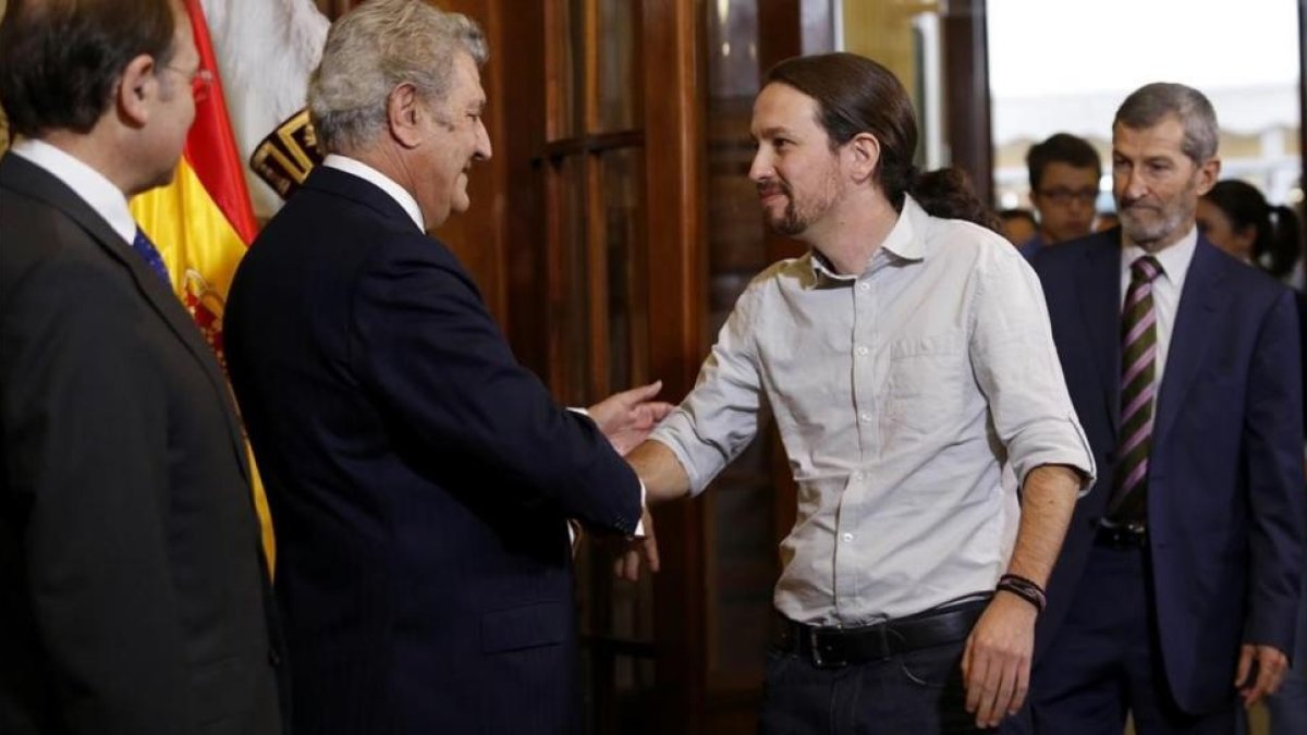 Pablo Iglesias, acompañado por el exJemad Julio Rodríguez, a su llegada al día de la Constitución en el Congreso en 2015, en plena campaña del 20-D.-JUAN MANUEL PRATS