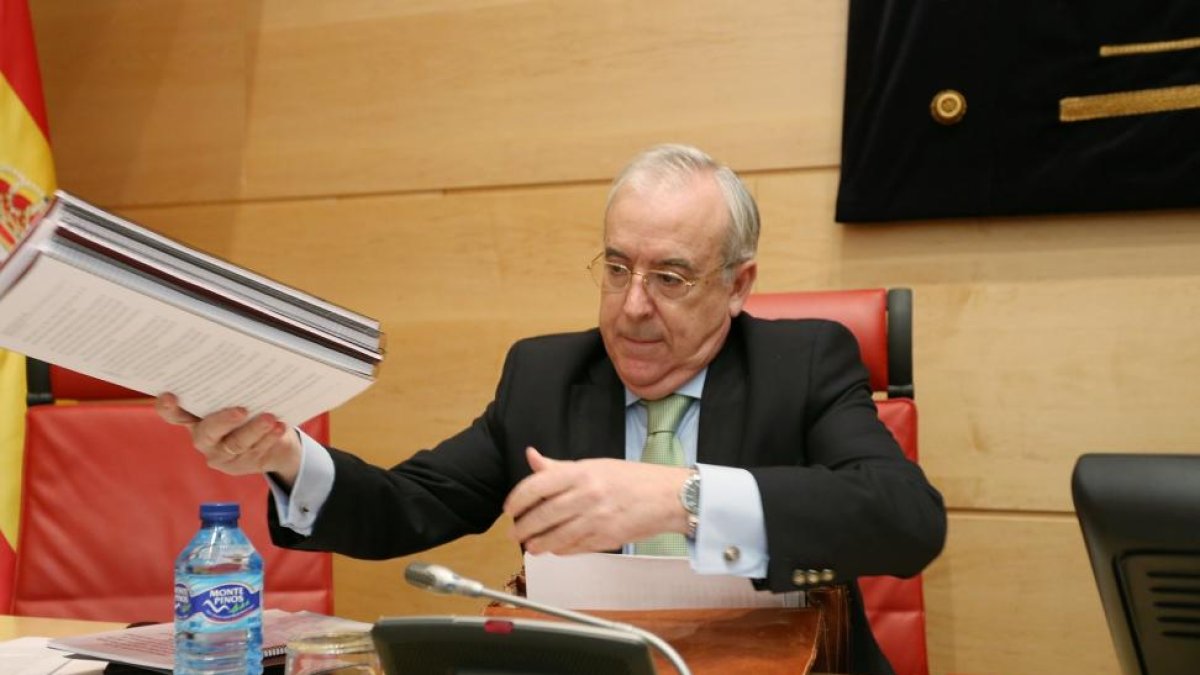 El presidente del Consejo de Cuentas, Jesús Encabo, presenta el informe de fiscalización de la contratación administrativa de la Administración General e Institucional de la Comunidad ejercicios 2012 y 2013 ante la Comisión de Economía y Hacienda de las C-ICAL