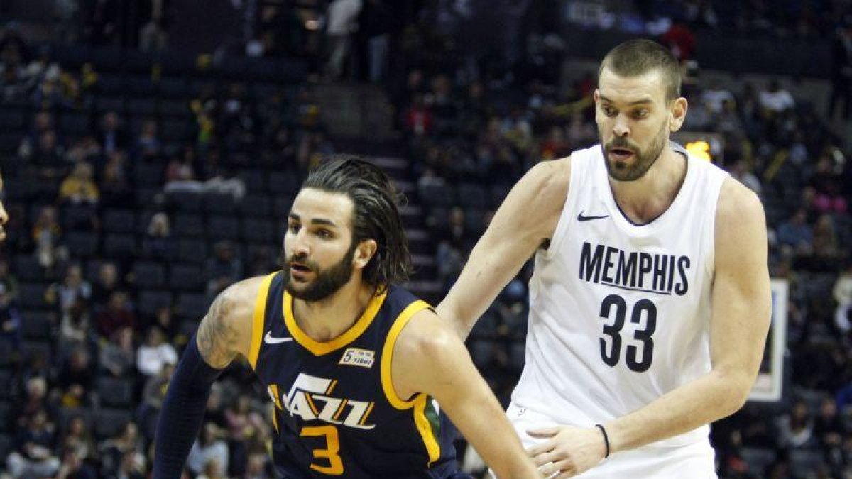 Rubio y Gasol, en pleno duelo.-KAREN PULFER FOCHT (EFE)