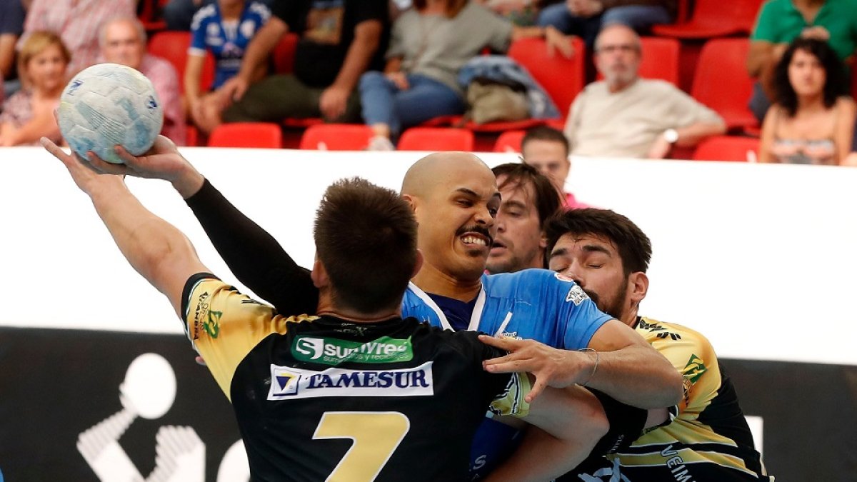 Tarcisio Freitas es frenado por dos jugadores de Puente genil. / PHOTOGENIC