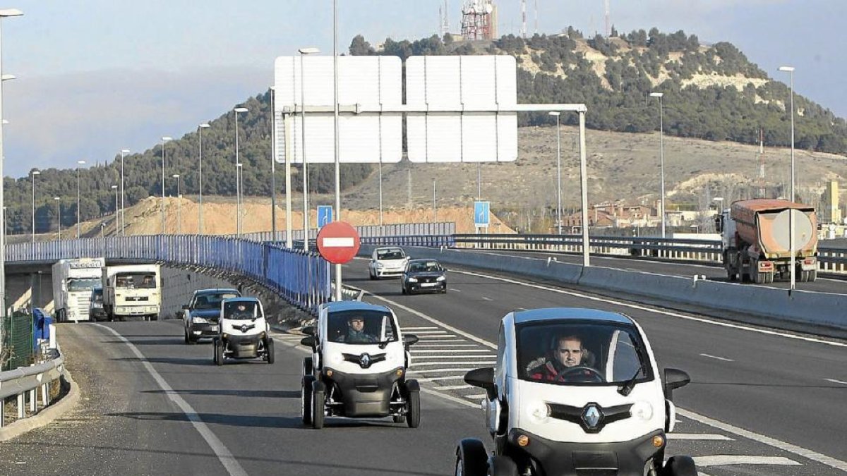 Tres vehículos eléctricos en la carretera de Segovia dirección a Valladolid.-J.M. LOSTAU
