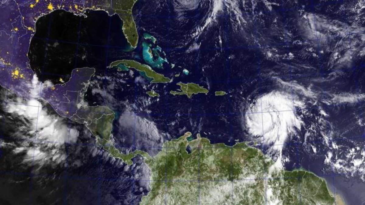 Imágenes de satélite de los huracanes José (en el Atlántico) y María (en el Caribe).-US NAVY HANDOUT