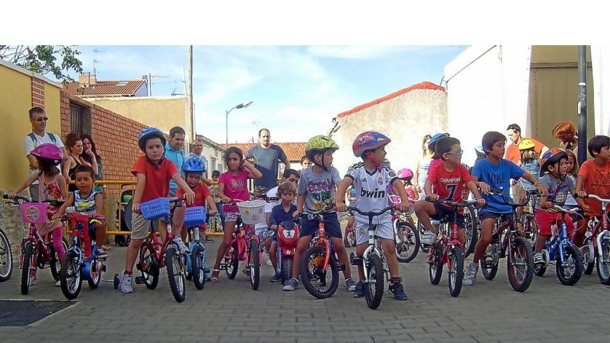 Bicis con cintas en las fiestas del barrio de las Villas 2015.-EL MUNDO