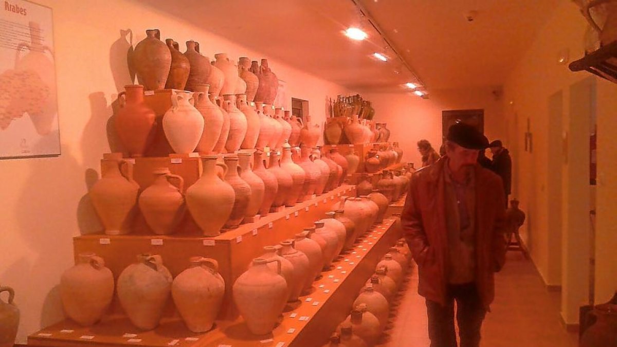 Varias personas aprovecharon el fin de semana para visitar el Museo del Cántaro en Valoria la Buena.-E.M.