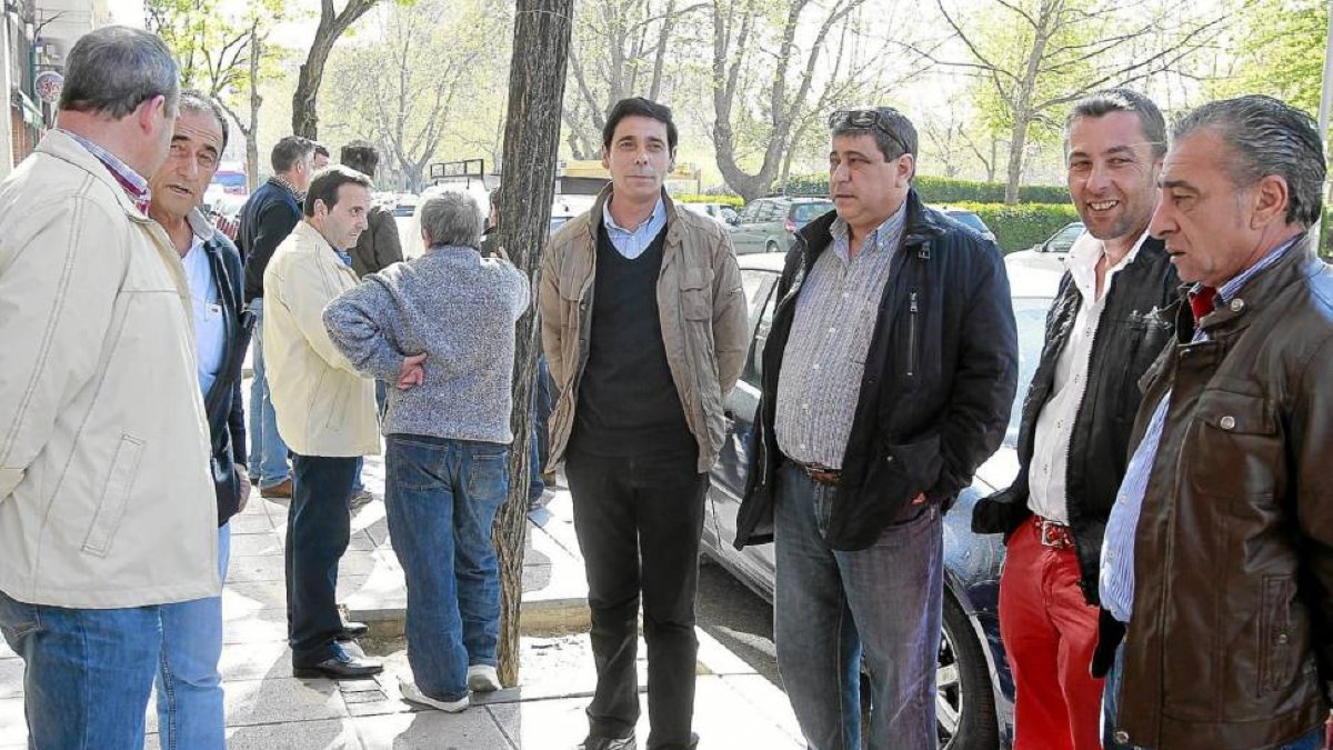 Lino Rodríguez, en el centro de la imagen, antes de entrar a una reunión de la dirección general.-J.M. Lostau