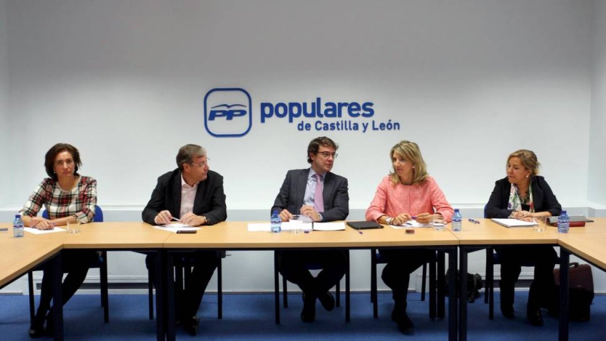 El secretario general del PPCyL, Alfonso Fernández Mañueco, preside la reunión de los secretarios provinciales del partido en Valladolid. Junto a él, Josefa García Cirac, Antonio Silván, Alicia García y Rosa Valdeón-Ical