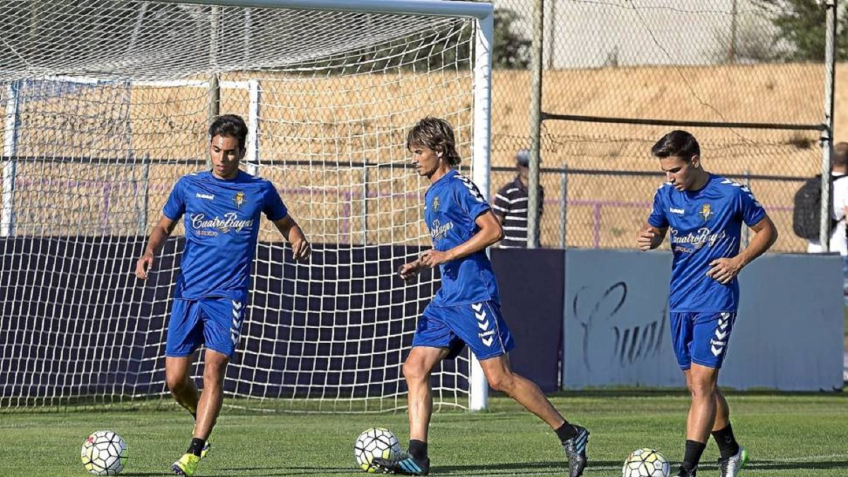 El balón no volvió de las vacaciones hasta la tarde, pero por la mañana los jugadores comenzaron la pretemporada con los reconocimientos médicos. Los futbolistas desfilaron por las instalaciones de Prevenges, donde estuvieron supervisados por el jefe de -G.S.