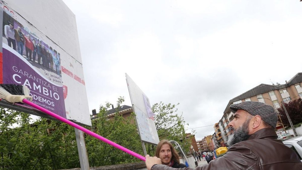 Pablo Fernández asiste a una pegada de carteles de Podemos en Palencia.-ICAL