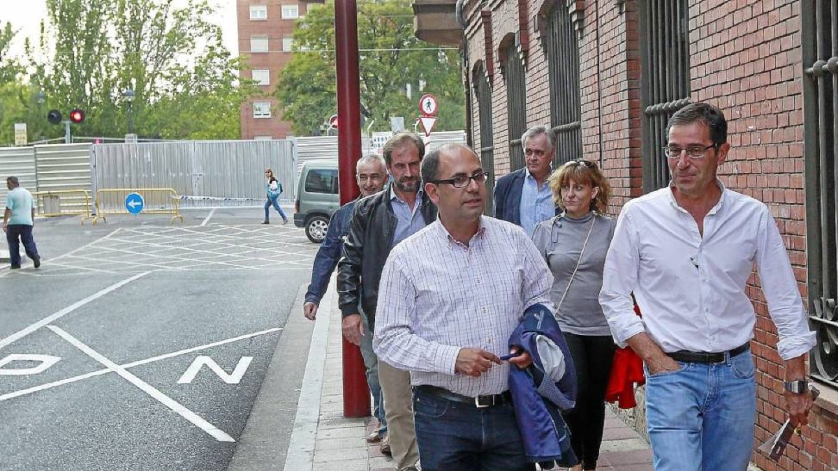 Luis Vélez y miembros de la asociación de vecinos instantes antes de la reunión de ayer.-J.M. Lostau