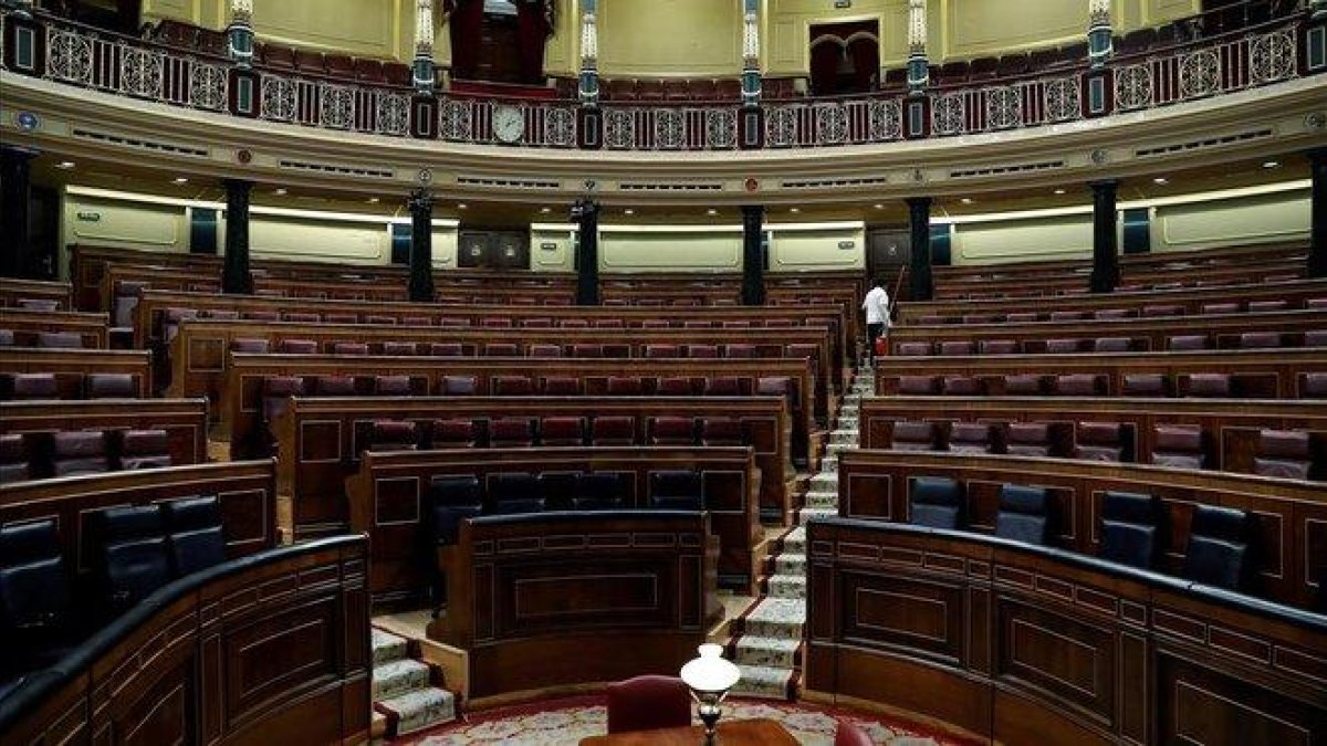 Vista del hemiciclo del Congreso vacío, en febrero, tras la última sesión previa a las pasadas elecciones generales.-EFE / CHEMA MOYA