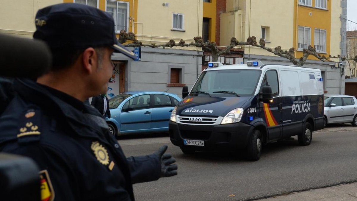 Llegada de los tres detenidos al juzgado de Aranda.-ICAL