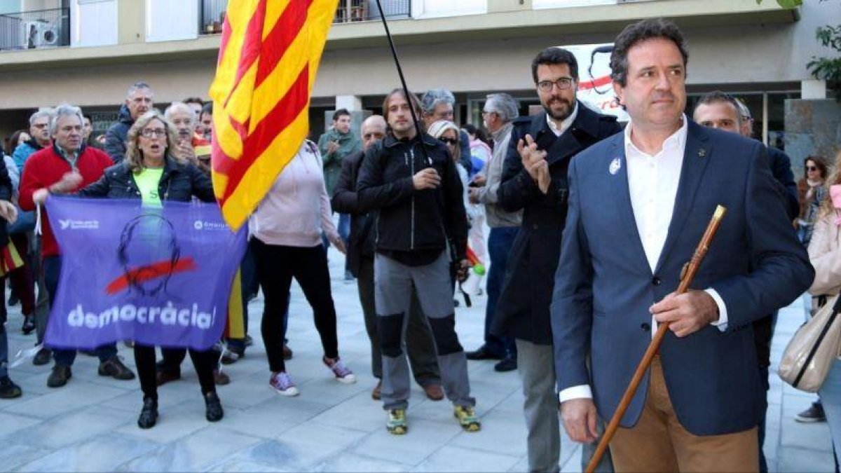 El alcalde de Oliana, Miquel Sala, antes de entrar a declarar el pasado 19 de septiembre en los juzgados de la Seu dUrgell.-MARTA LLUVICH (ACN)
