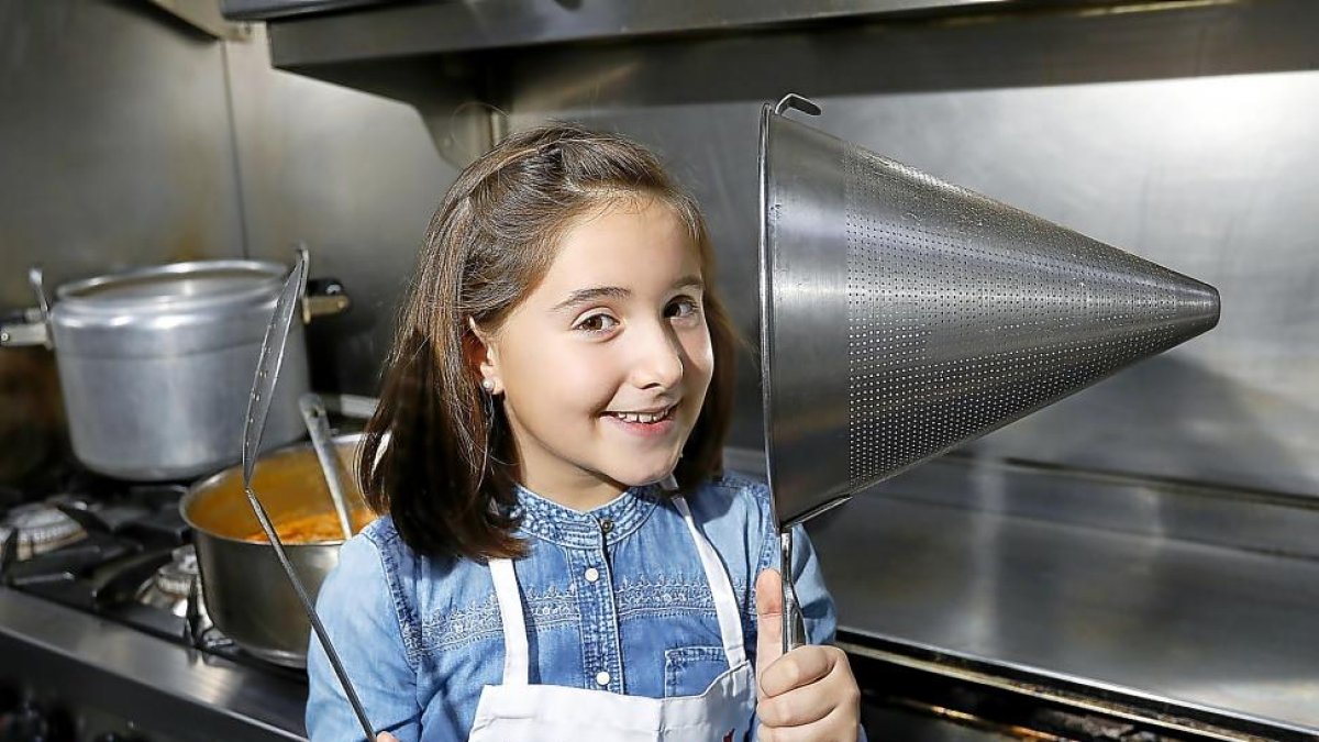 María Arias, la participante vallisoletana de MasterChef Junior, posa en la cocina del restaurante Villa del Prado, que regentan sus padres.-J.M. LOSTAU