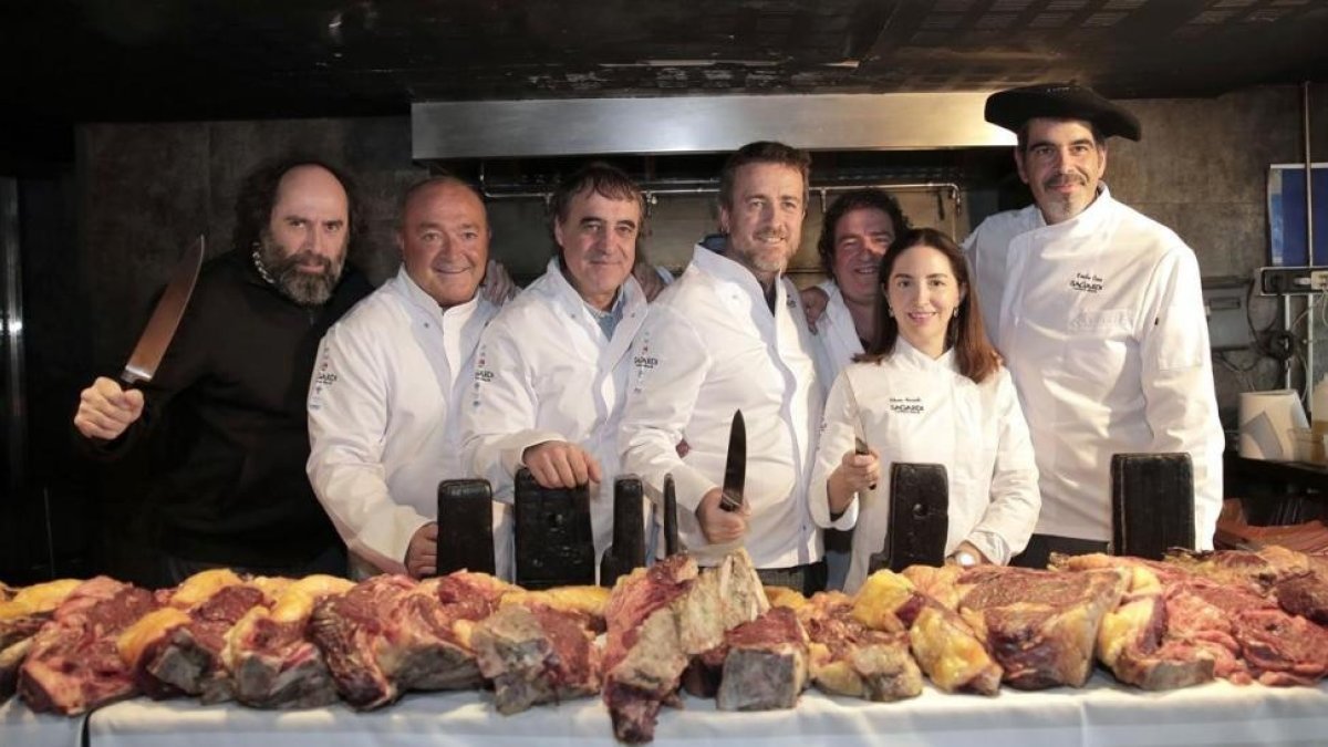 Elena Arzak, junto al alcalde de Donosti, Eneko Goia y los premiados con en Txapeldún del año. Con el cuchillo, Mikel Urmeneta, en el restaurante 1988 del grupo Sargadi.-EL PERIÓDICO