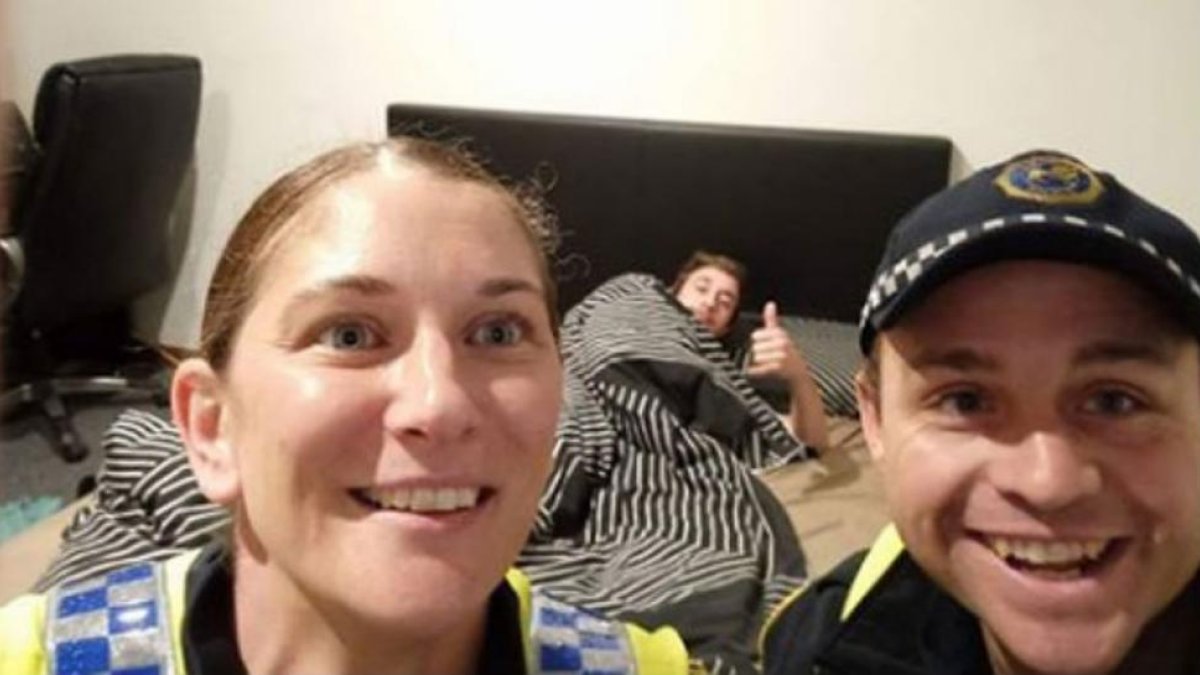 Los agentes que llevaron al joven Reece a casa se hicieron un selfi con él.-FACEBOOK / TASMANIA POLICE