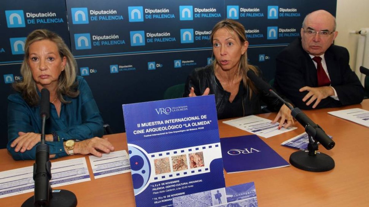 La diputada de Cultura, Carmen Fernández (C), junto a la técnico responsable de la Villa de la Olmeda, Elena Gutierrez (I) y el jefe del servicio de Cultura, Rafael Martinez-Ical
