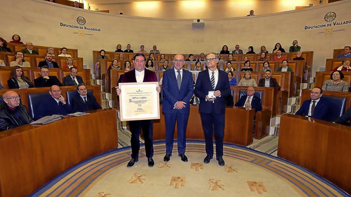 Benjamín Sevilla, Jesús Julio Carnero y Germán Vega durante la entrega del Premio de Teatro ‘Provincia de Valladolid’.-ICAL