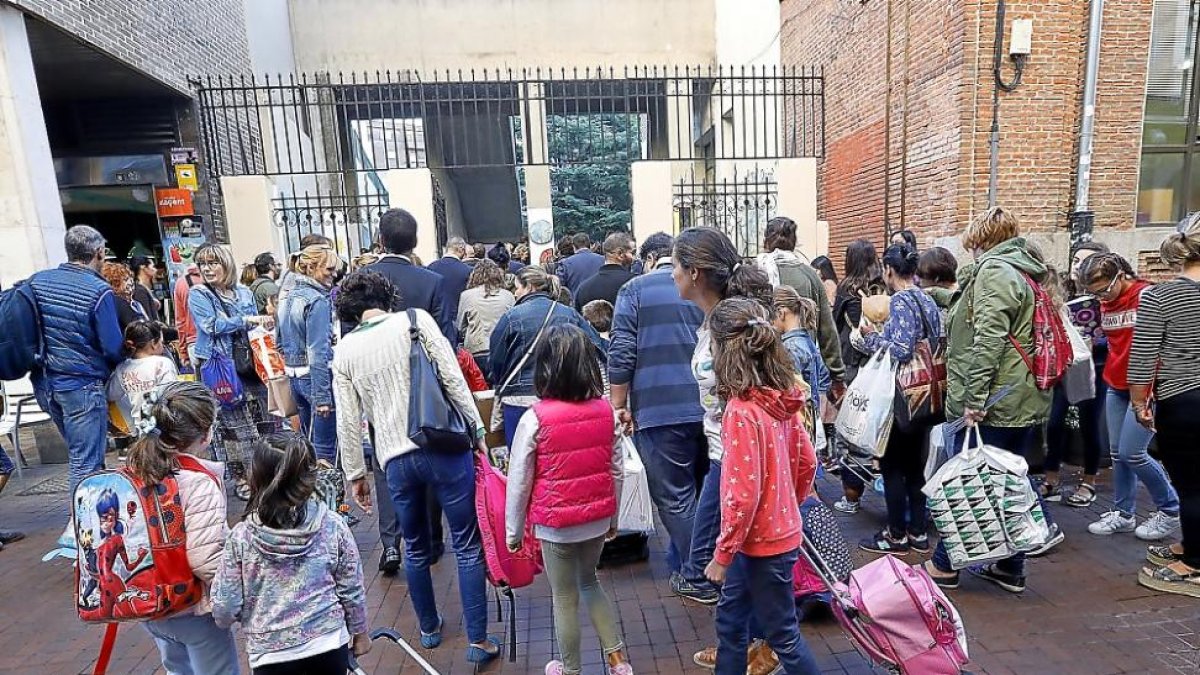 Varios alumnos entran al colegio en el centro de Valladolid.-J.M. LOSTAU