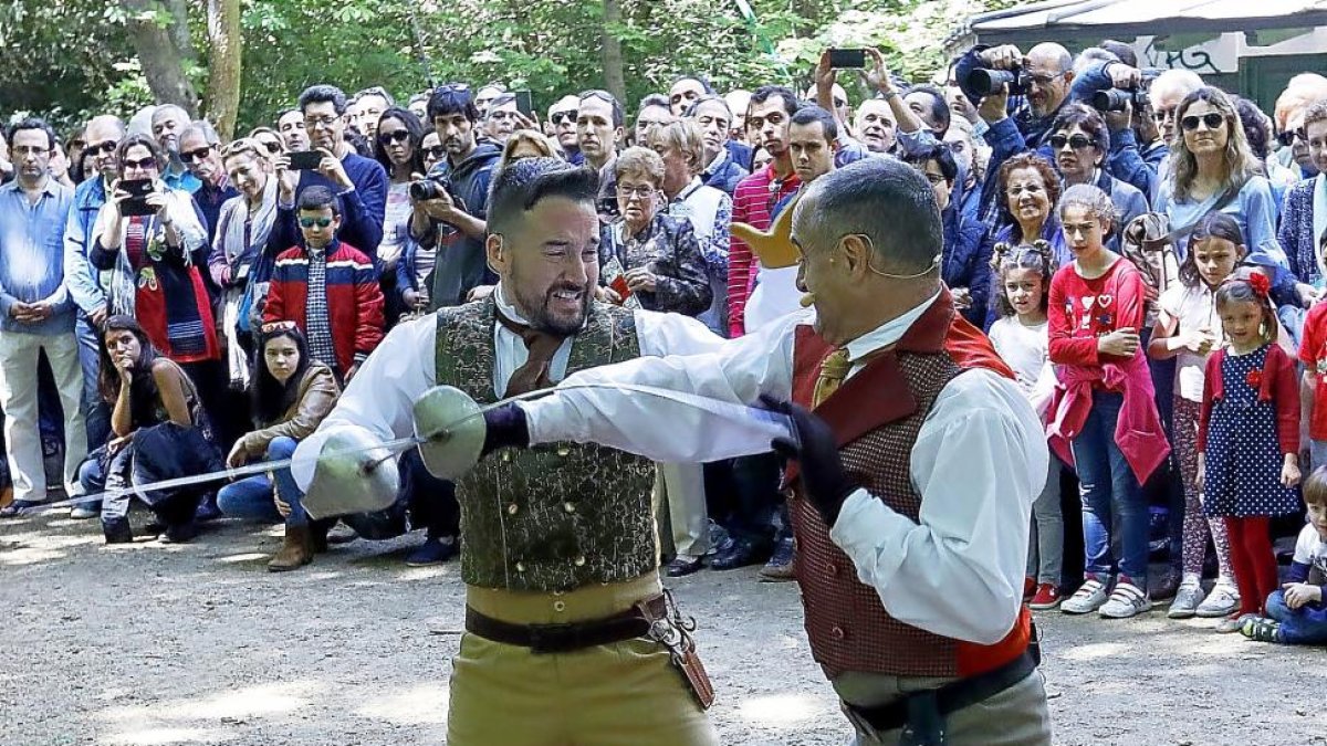 Dos actores de Azar Teatro durante una representación en el Campo Grande.-PABLO REQUEJO