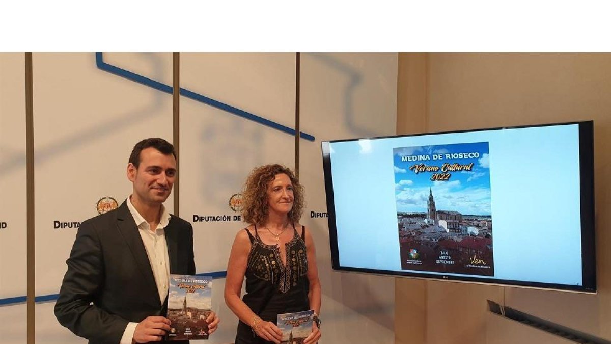 El el diputado de Servicios Sociales e Igualdad, y alcalde de Medina de Rioseco, David Esteban, y la concejala delegada de Dinamización Cultural y Deportiva, Blanca Pizarro, durante la presentación del 'Verano Cultural' 2022. - E. PRESS